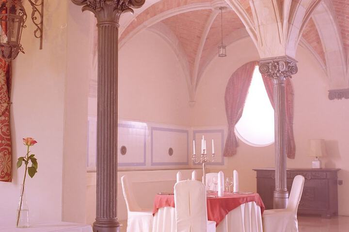 Ballroom/Hall 37 of 48