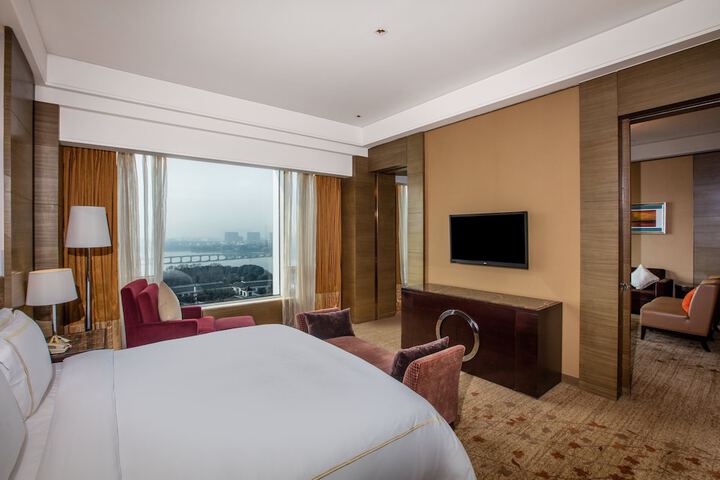 Room 4 of 82