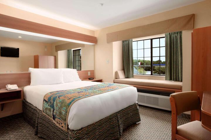 1 Queen Bed (18 of 22)