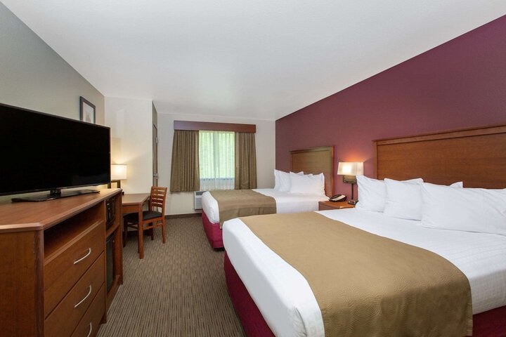 2 Queen Beds Mobility Accessible (7 of 9)