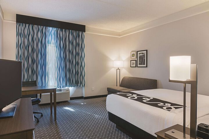 1 King Bed Mobility Hearing Impaired Accessible Room (13 of 24)