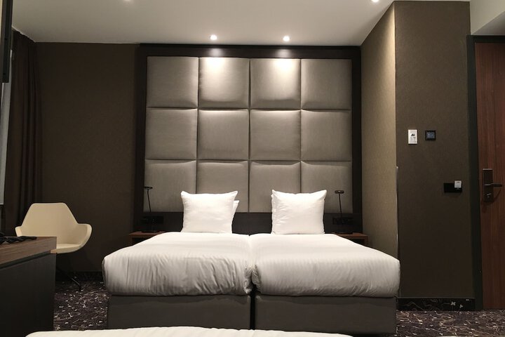 Room 9 of 39