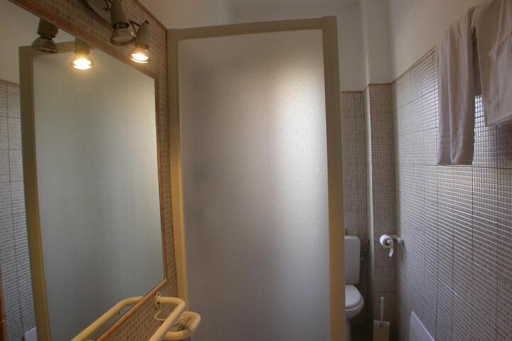 Room 30 of 65