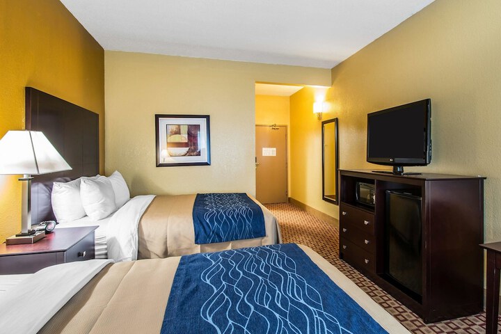 2 Queen Beds (1 of 6)