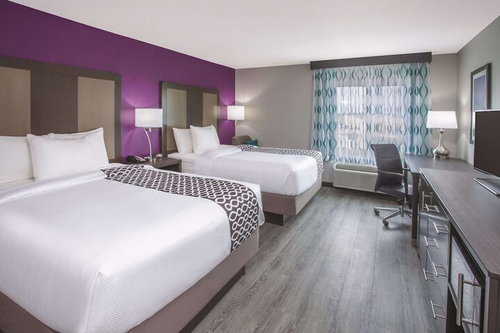 1 Queen Bed Mobility Accessible (5 of 8)
