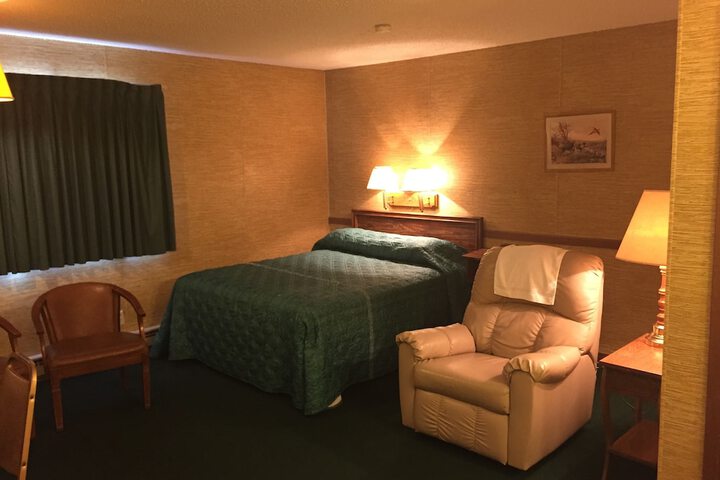1 Queen Bed (10 of 14)