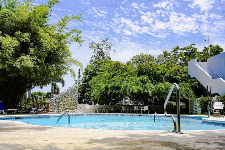 Hotel Pool