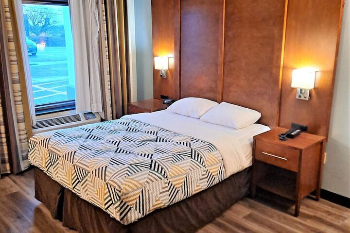 1 Queen Bed | Mob Accessible Roll in Shower Micfridg (4 of 12)