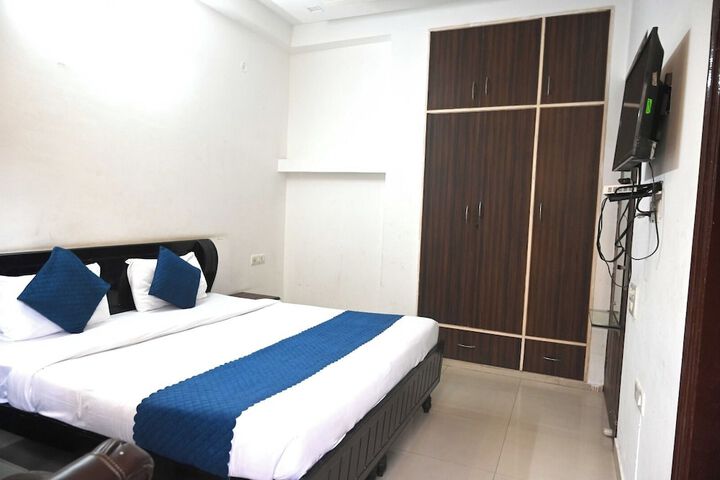Room 9 of 26