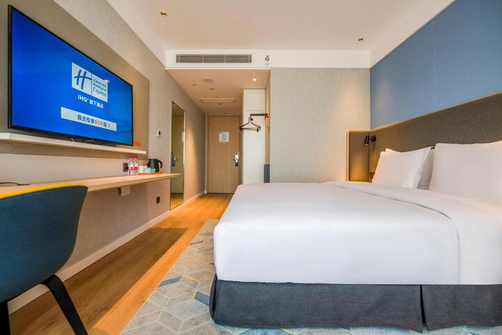 Room 14 of 50