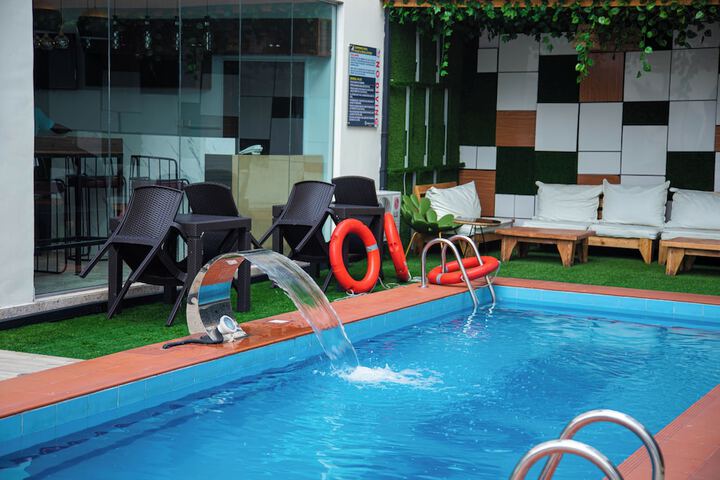 Pool 21 of 39