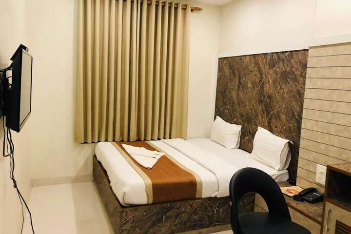 Room 8 of 33
