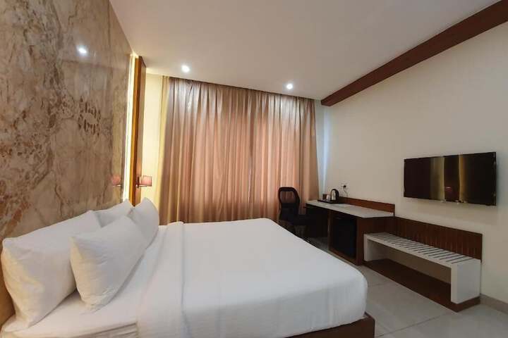 Room 6 of 30