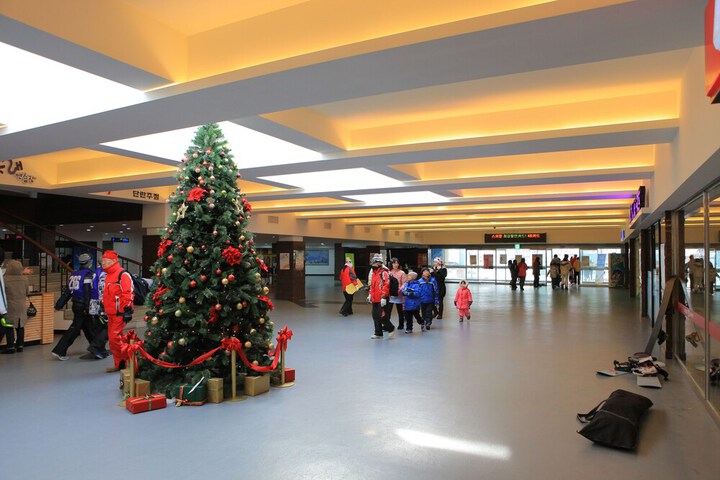 Check-in/check-out kiosk
