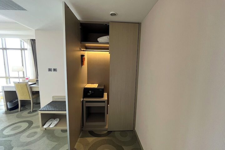 Room 27 of 69