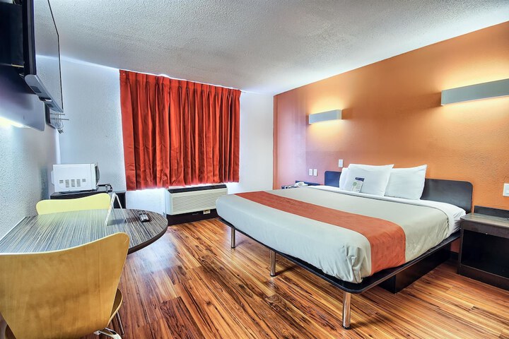 1 King Bed (8 of 8)