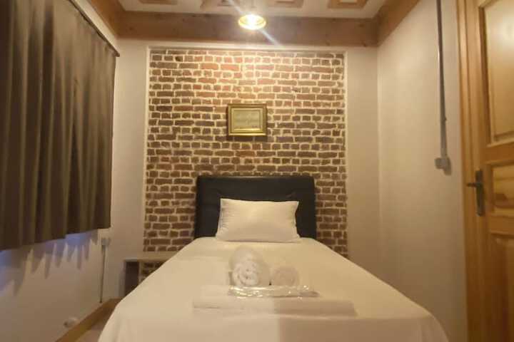 Room 7 of 48