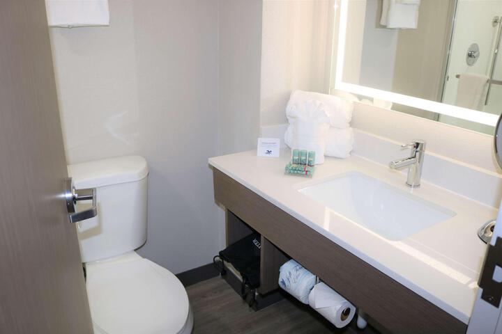2 Queen Beds City View Microwave and Refrigerator Work Desk (12 of 13)