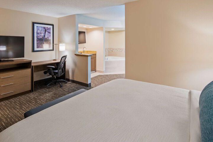 1 King Bed Sofa Bed Microwave and Refrigerator WiFi Full Breakfast (2 of 13)