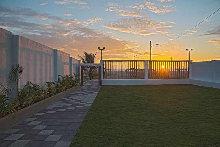 Hotel Exterior 28 of 30
