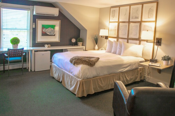 Room 6 of 168