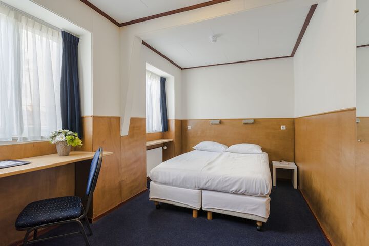 Room 6 of 94