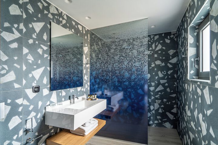Room 53 of 168