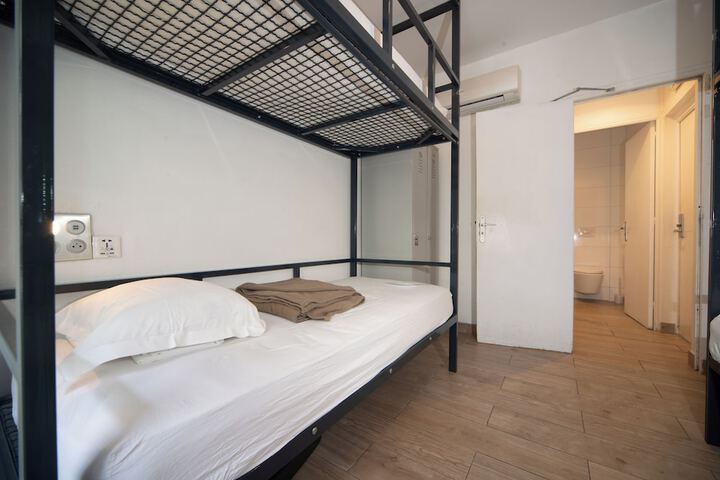 Room 6 of 28