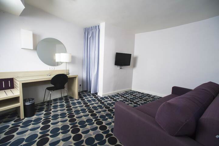Room 33 of 81