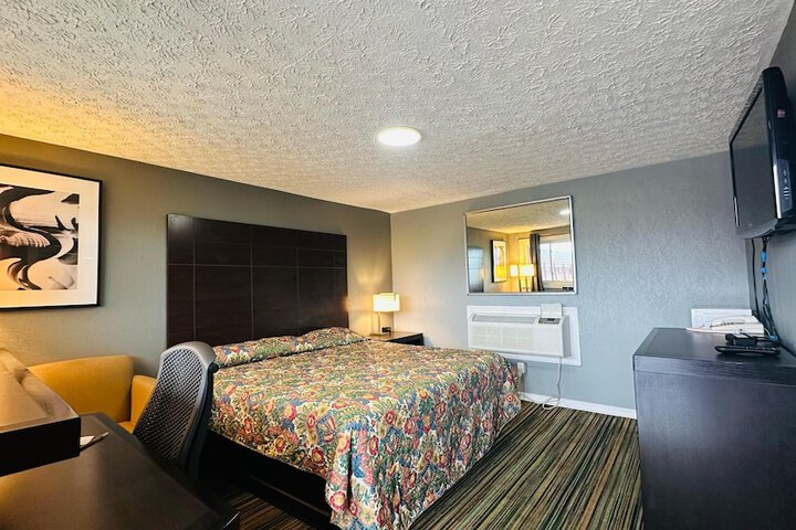 Deluxe King Bed (2 of 5)