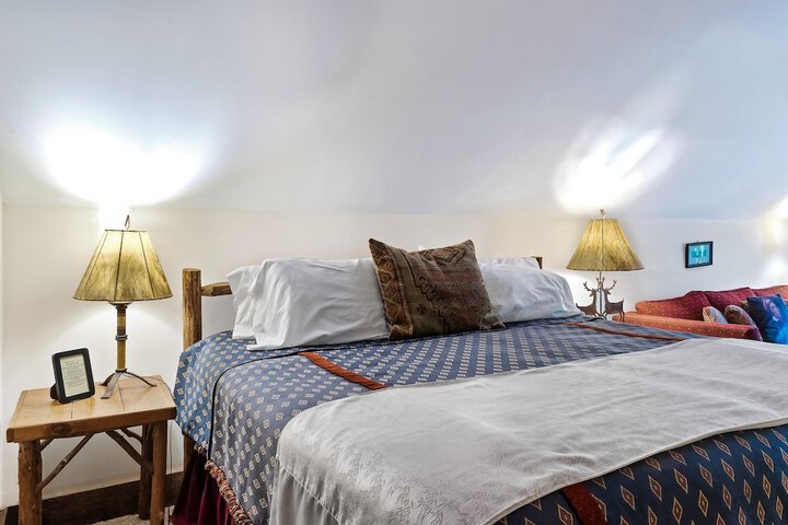 Snug Hug Queen Suite with Fireplace (117 of 131)