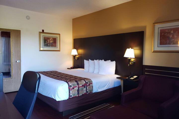 1 King Bed (2 of 18)