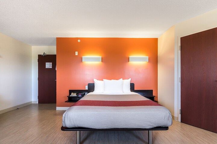 1 Queen Bed (29 of 48)