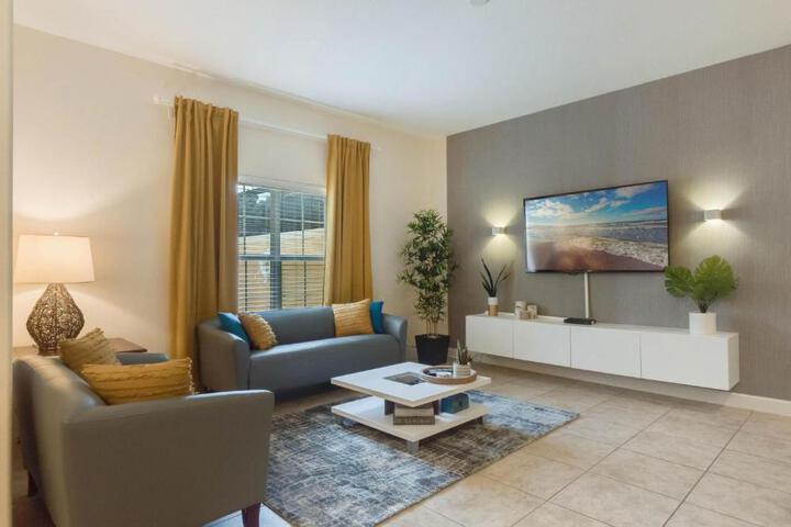 Townhome w pool near Disney &  Orlando Attractions in Kissimmee, FL