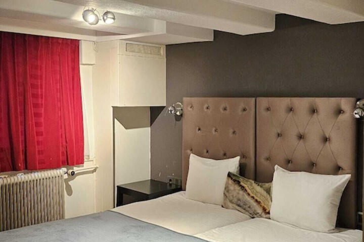 Room 49 of 100