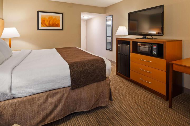 1 King Bed Flat Screen Television Microwave and Refrigerator High Speed Internet Accessible Coffee Maker, Hairdryer Full Breakfast (4 of 15)