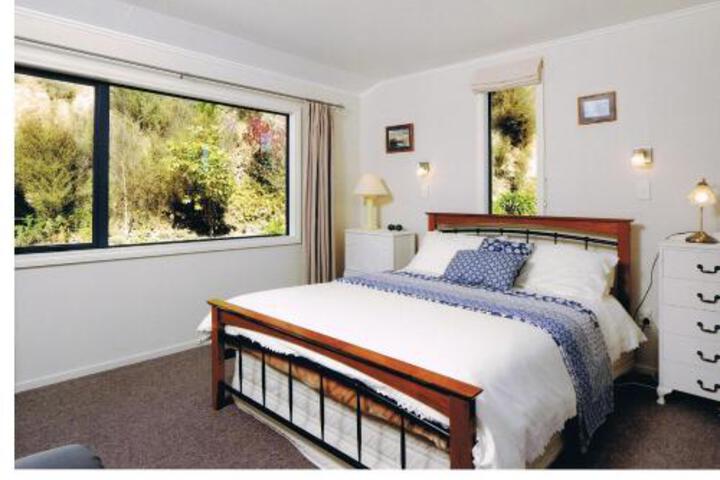Room 6 of 8