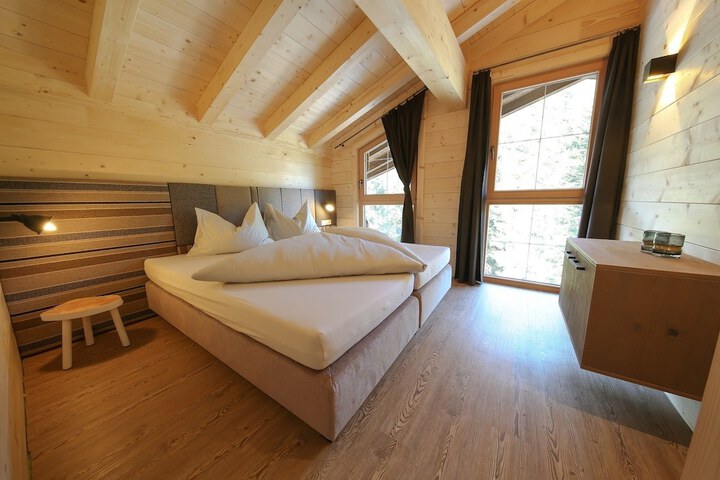 Room 5 of 125
