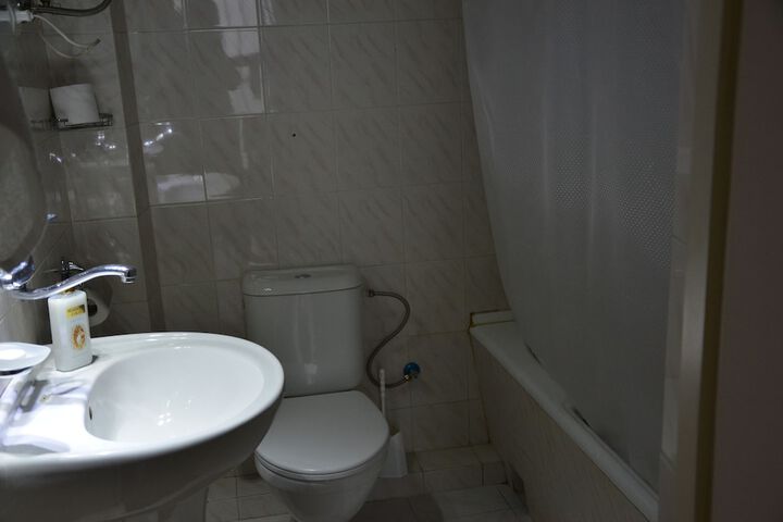 Room 4 of 9
