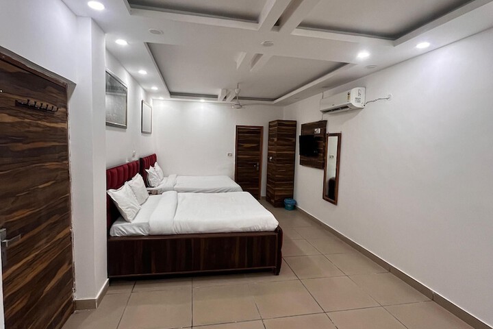 Room 5 of 16
