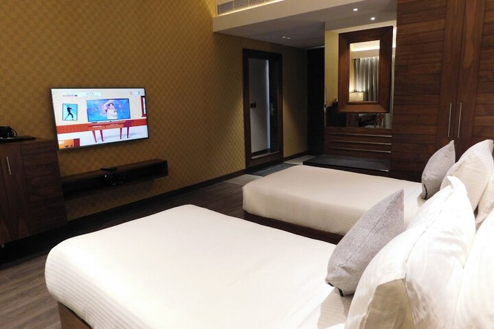Room 30 of 99