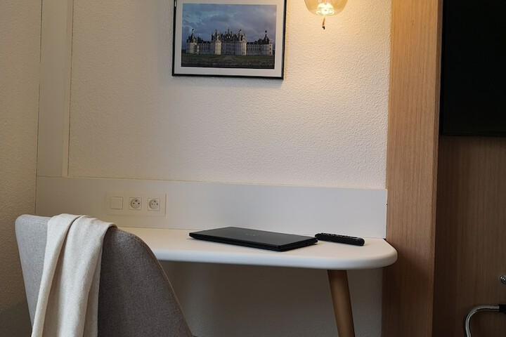 Room 6 of 80