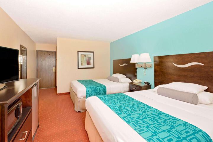 1 Queen Bed (6 of 9)