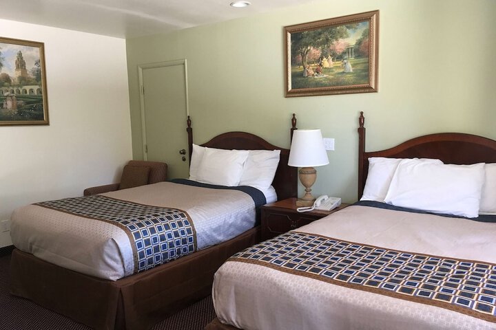 2 Double Beds Accessible (13 of 24)