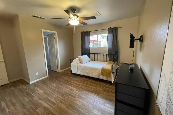 Room 4 of 17