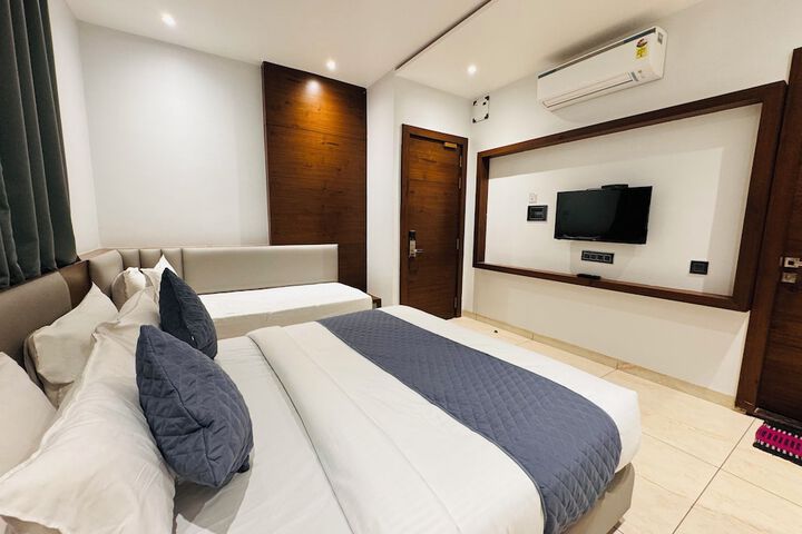 Room 17 of 37