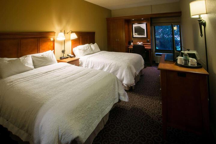 2 Queen Beds (2 of 7)