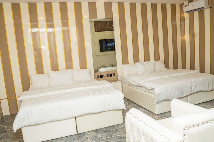 Room 12 of 28