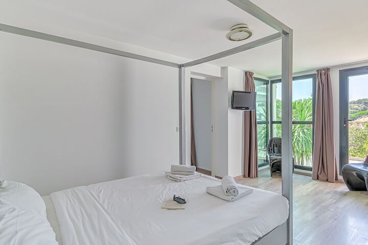 Room 28 of 50