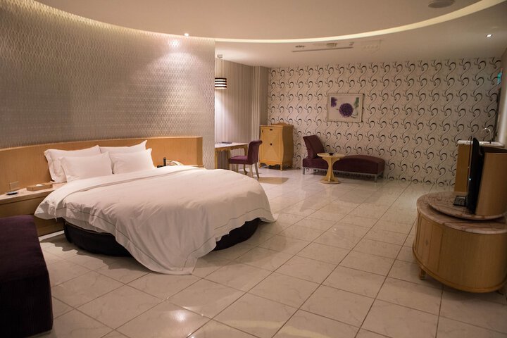 Room 32 of 79